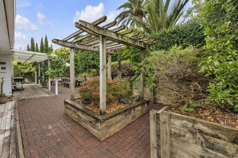 Photo of property in 31 Robbies Road, Shelly Park, Auckland, 2014