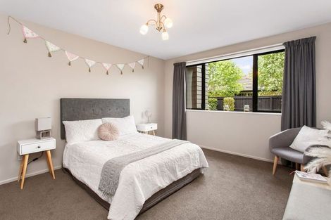 Photo of property in 28 Willowview Drive, Redwood, Christchurch, 8051