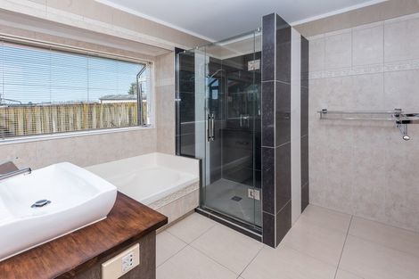 Photo of property in 18 Nedlands Place, Burswood, Auckland, 2013