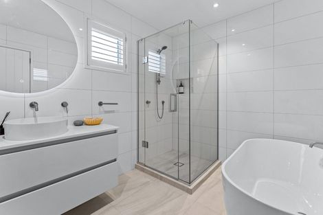 Photo of property in 32a Sandown Road, Rothesay Bay, Auckland, 0630