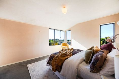 Photo of property in 16 Halldene Terrace, Red Beach, 0932