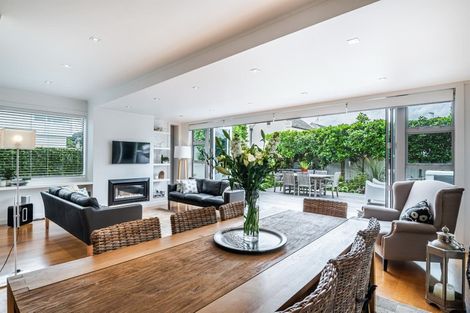 Photo of property in 5 Holiday Road, Milford, Auckland, 0620