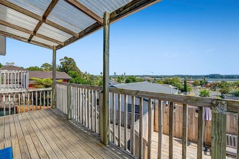 Photo of property in 2/10 Sevilla Place, Unsworth Heights, Auckland, 0632