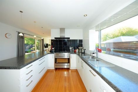 Photo of property in 35 Pinehurst Crescent, Russley, Christchurch, 8042