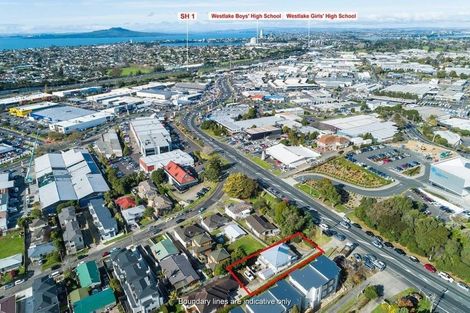 Photo of property in 219 Wairau Road, Totara Vale, Auckland, 0627