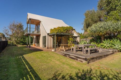 Photo of property in 28 Hahei Beach Road, Hahei, Whitianga, 3591