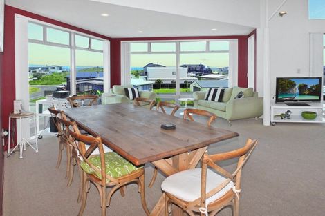 Photo of property in 9 Trafalgar Street, Foxton Beach, Foxton, 4815