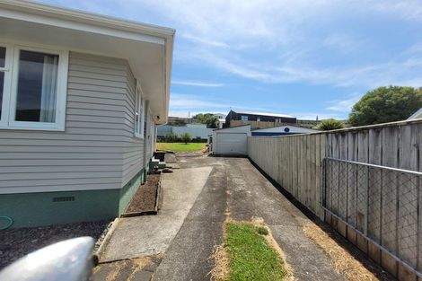 Photo of property in 11 Oawai Place, Marfell, New Plymouth, 4310