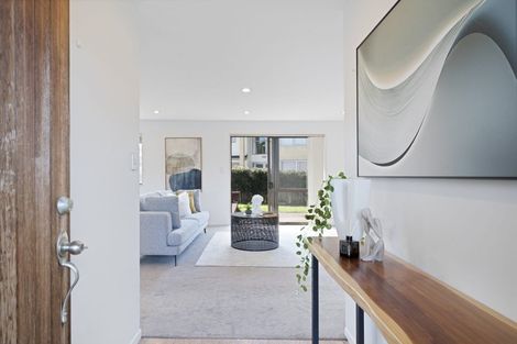 Photo of property in 33 South Kensington Way, Henderson, Auckland, 0612