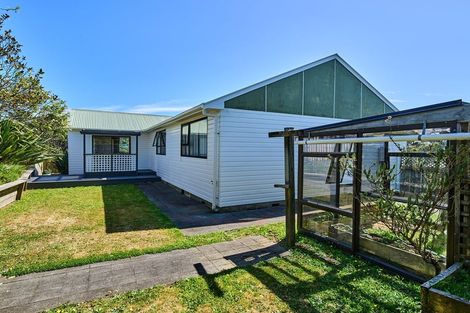Photo of property in 20 Lyndfield Lane, Newlands, Wellington, 6037