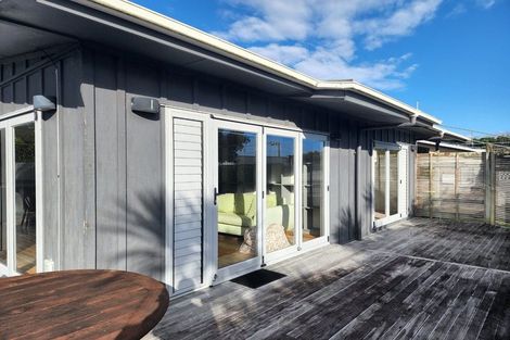 Photo of property in 10 Donnelly Street, Oakura, 4314