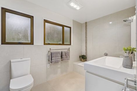 Photo of property in 17a Hillcrest Road, Hatfields Beach, Orewa, 0931