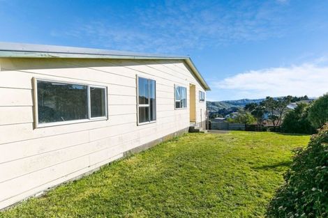 Photo of property in 15b Bayswater Place, Newlands, Wellington, 6037