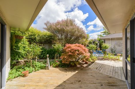 Photo of property in 24 Greenwood Place, Fitzherbert, Palmerston North, 4410