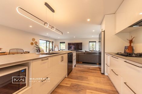 Photo of property in 2 Nikau Lane, Timberlea, Upper Hutt, 5018