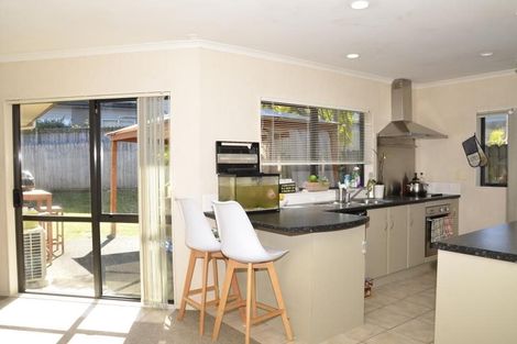 Photo of property in 34 Glen Bay Close, Pinehill, Auckland, 0632