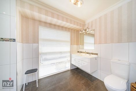 Photo of property in 3 Ron Place, Fitzherbert, Palmerston North, 4410