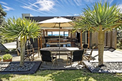 Photo of property in 113 Marine Parade North, Piha, 0772