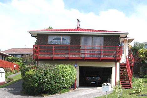 Photo of property in 2/4 Lydford Place, Glendene, Auckland, 0602