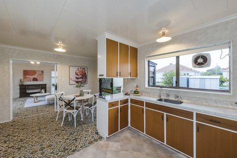 Photo of property in 6 Chertsey Court, Roslyn, Palmerston North, 4414