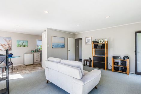 Photo of property in 1 Taipari Road, Te Atatu Peninsula, Auckland, 0610