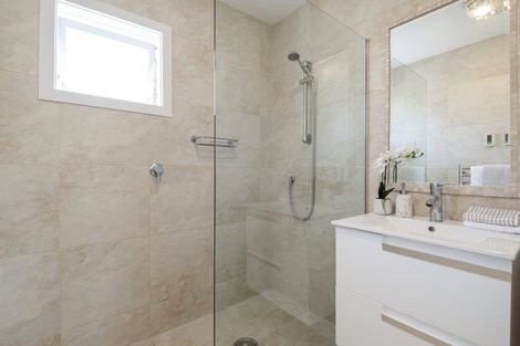 Photo of property in 22 Eversleigh Road, Belmont, Auckland, 0622