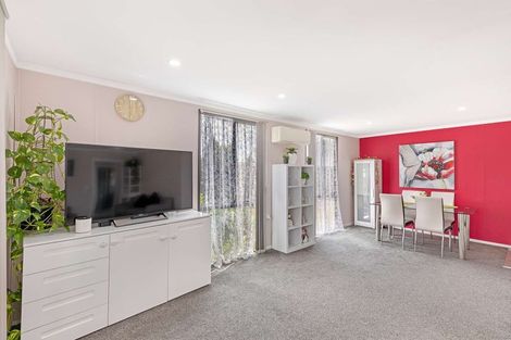 Photo of property in 1/8 Kirklow Place, Goodwood Heights, Auckland, 2105