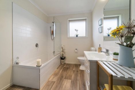 Photo of property in 11 Raabia Close, Parakai, 0830