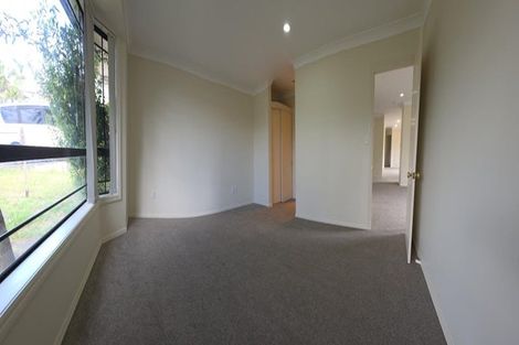 Photo of property in 14 Parkcrest Drive, Henderson, Auckland, 0612