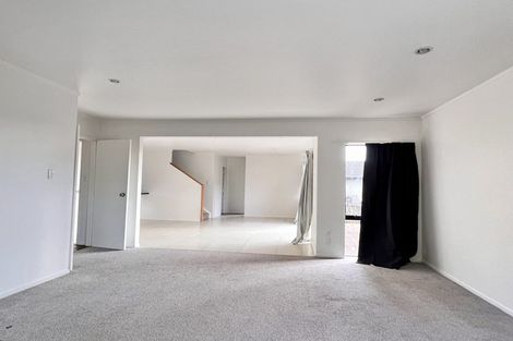 Photo of property in 8a Eske Place, Highland Park, Auckland, 2010