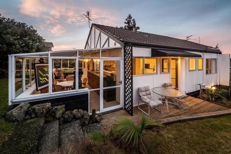 Photo of property in 2/8 Wickstead Place, Massey, Auckland, 0614