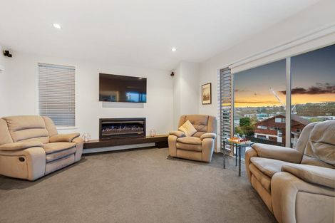 Photo of property in 15 Beechwood Road, Rothesay Bay, Auckland, 0630