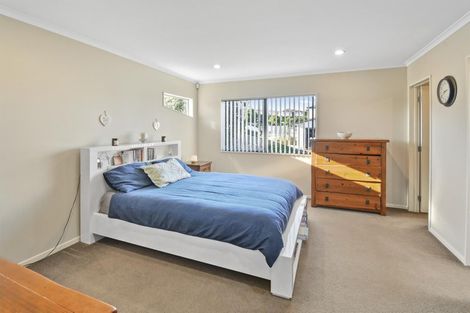 Photo of property in 38 Fairchild Avenue, Goodwood Heights, Auckland, 2105