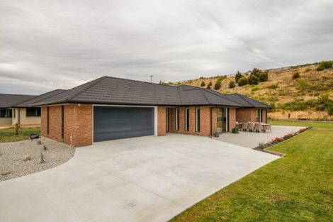 Photo of property in 33 Kingfisher Crescent, Albert Town, Wanaka, 9305