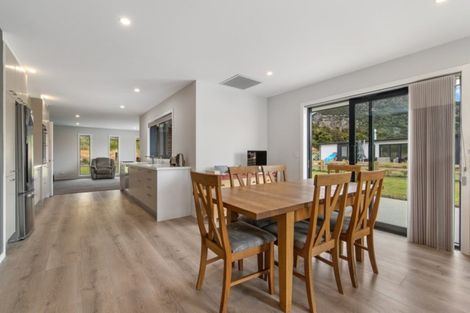 Photo of property in 33 Kingfisher Crescent, Albert Town, Wanaka, 9305