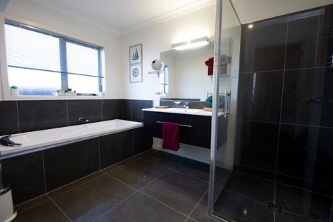 Photo of property in 2 Gregory Grove, Clive, 4102