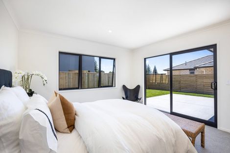 Photo of property in 8 Oakmont Crescent, Waiwhakaiho, New Plymouth, 4312