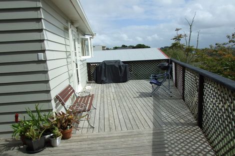 Photo of property in 1/130 Sunset Road, Unsworth Heights, Auckland, 0632