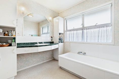 Photo of property in 5 Elizabeth Place, Mairangi Bay, Auckland, 0630