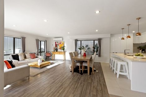 Photo of property in 2/41 Fairmount Road, Titirangi, Auckland, 0604