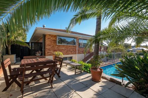 Photo of property in 17 Liston Crescent, Cockle Bay, Auckland, 2014