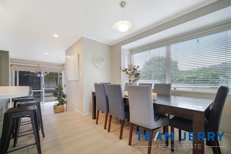 Photo of property in 5 Harford Place, Pakuranga Heights, Auckland, 2010