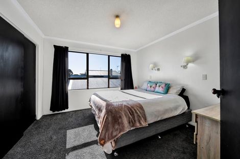 Photo of property in 84 Pioneer Road, Moturoa, New Plymouth, 4310