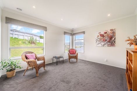 Photo of property in 10 Hollyford Place, Aotea, Porirua, 5024