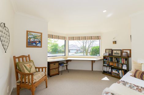 Photo of property in 24 Greenwood Place, Fitzherbert, Palmerston North, 4410