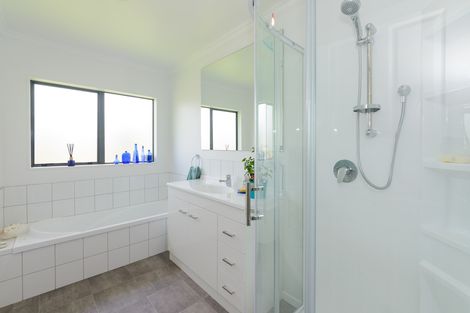 Photo of property in 24 Greenwood Place, Fitzherbert, Palmerston North, 4410