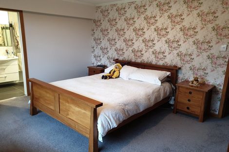 Photo of property in 8 Saulbrey Grove, Woburn, Lower Hutt, 5010