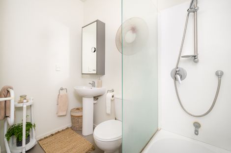 Photo of property in 15 Albionvale Road, Glen Eden, Auckland, 0602