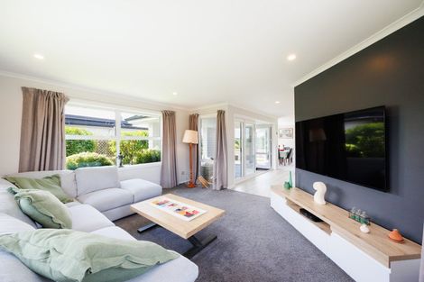 Photo of property in 132 Johnstone Drive, Fitzherbert, Palmerston North, 4410