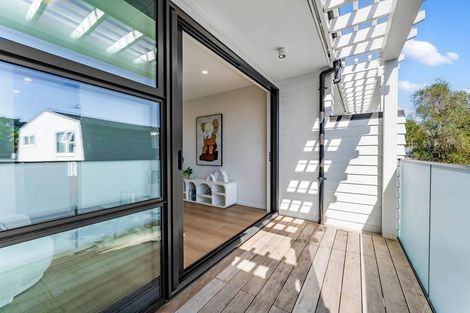 Photo of property in 6a Waiohua Road, Greenlane, Auckland, 1061